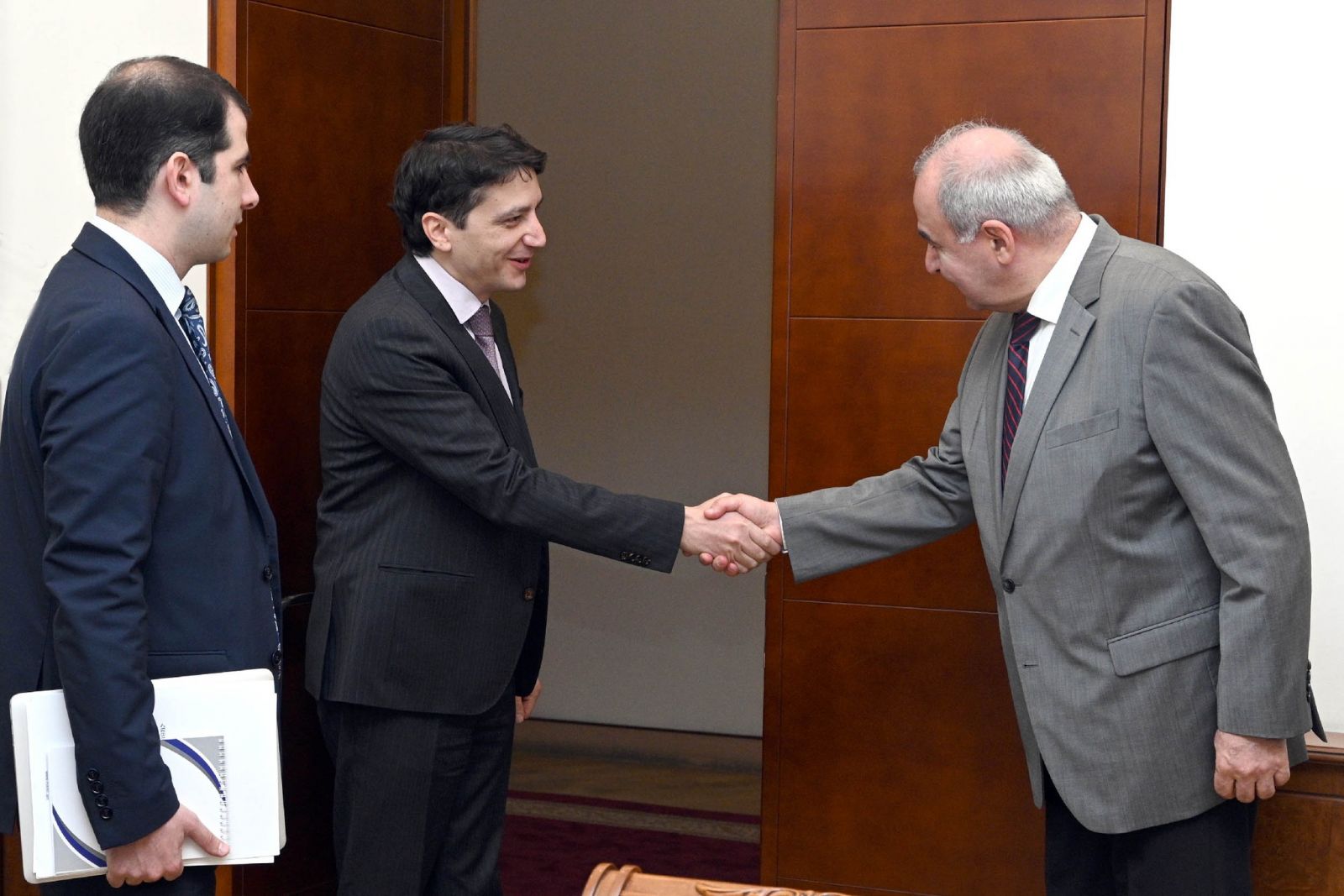 Vahe Hovhannisyan dan Duta Besar Georgia membahas isu-isu terkait kerja sama kementerian keuangan kedua negara