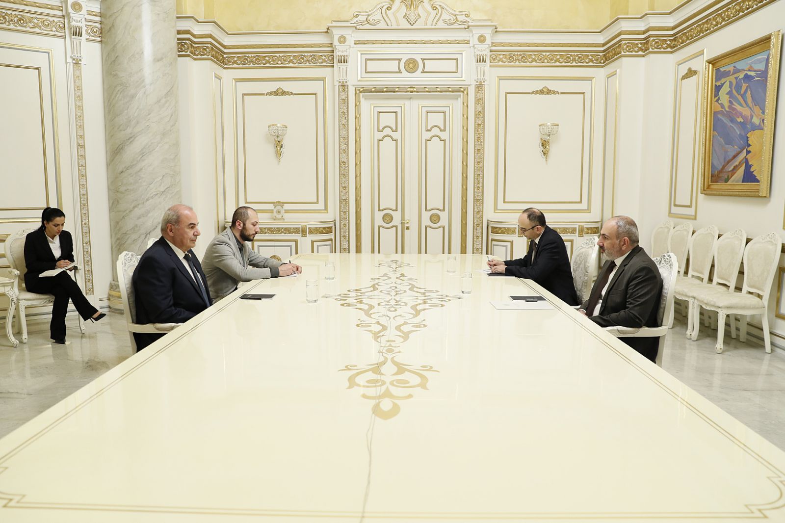 Perdana Menteri Armenia dan Duta Besar Georgia yang baru diangkat membahas prospek kerja sama