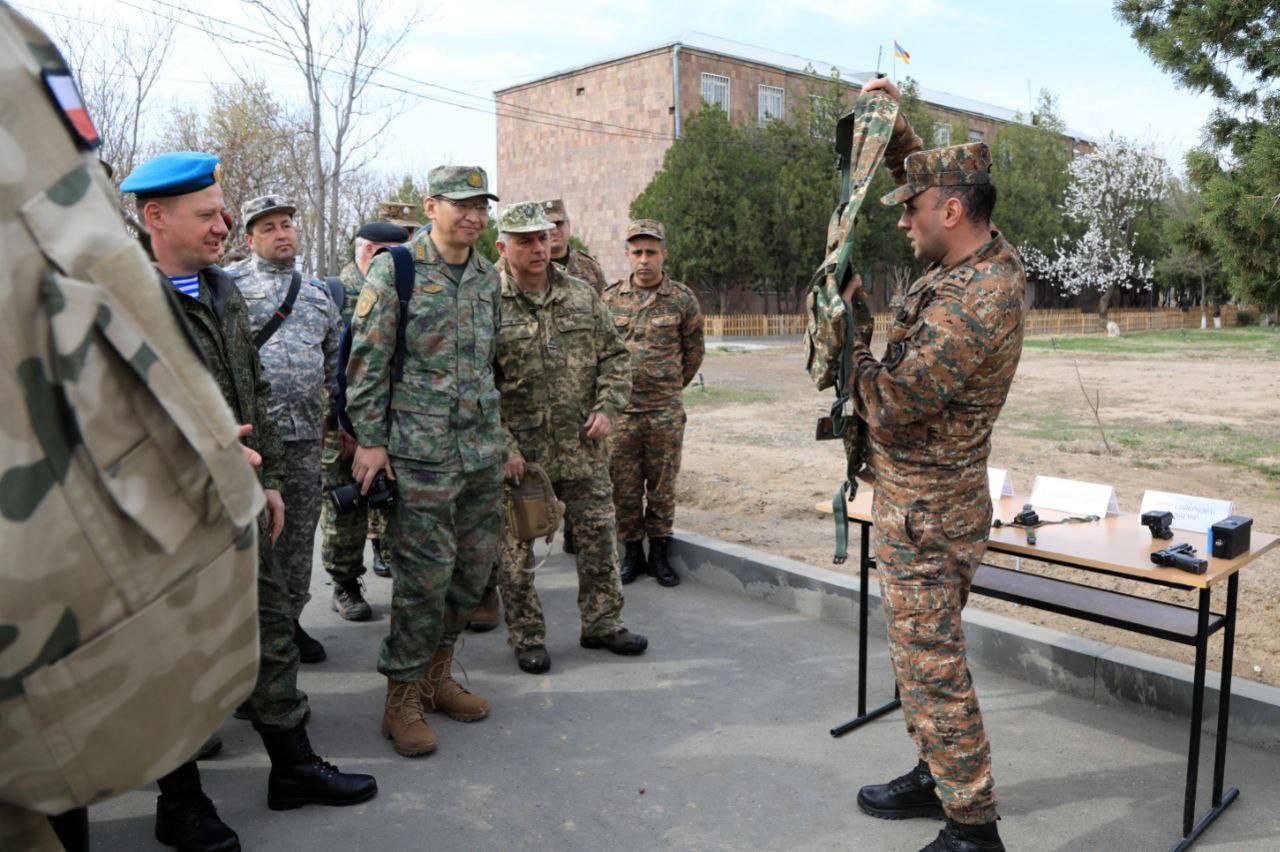 Atase militer asing berkenalan dengan kondisi sosial dan kehidupan prajurit di pusat pelatihan yang dinamai Bagramyan