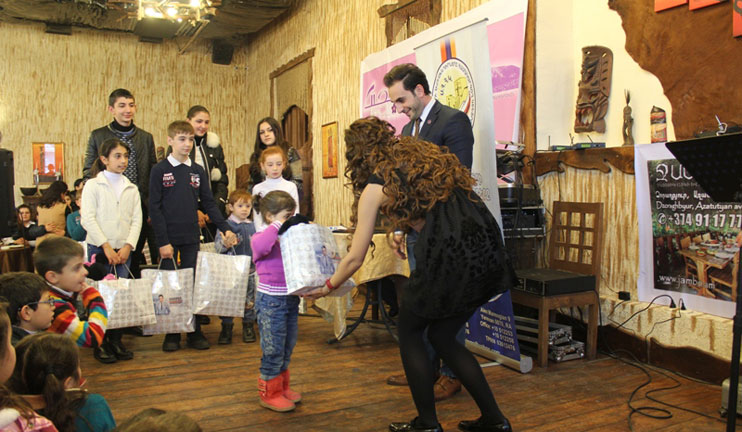 Սիրիահայ եւ ուկրաինահայ երեխաները հայտնի հայերից ամանորի նվերներ են ստացել
