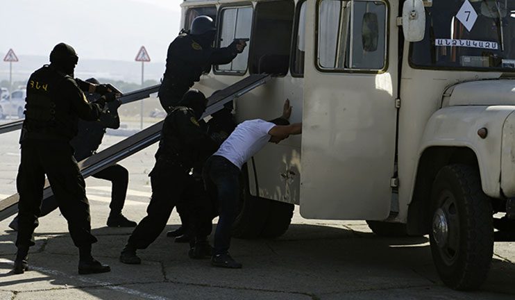 Ոստիկանության զորքերի ցուցադրական վարժանքը օդանավակայանում