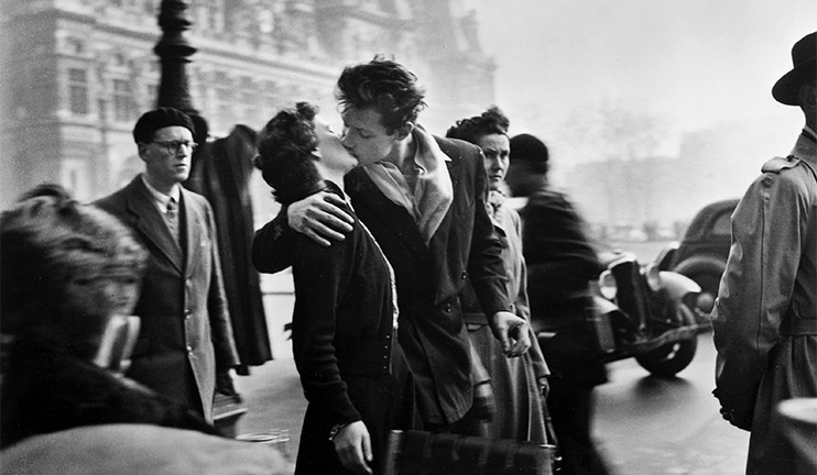 A Story of a Photo: A kiss in the background of Paris municipality