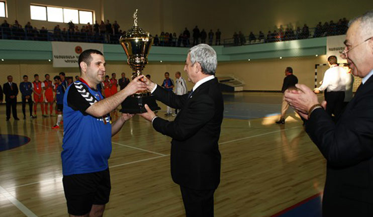Նախագահ Սերժ Սարգսյանը պարգեւատրել է ՀՀԿ մարզական խաղերի մինի ֆուտբոլի մրցաշարի հաղթողներին