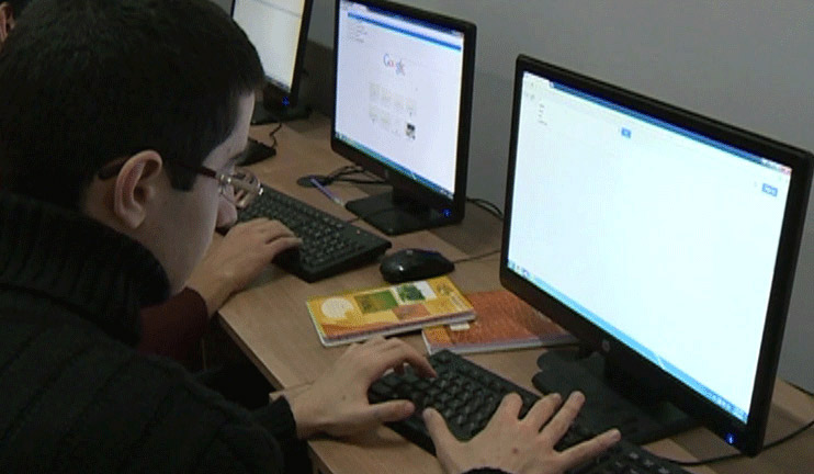 How was created and spread the unique internet language?