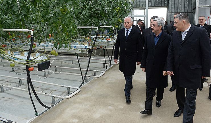 The President examined the work of one of the greenhouses in Kotayk Region