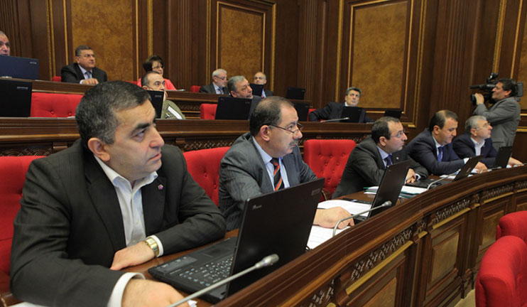 Խորհրդարանը քննարկել է ոչ իշխանականների ուժերի՝ կառավարման ճգնաժամի վերաբերյալ հայտարարության նախագիծը