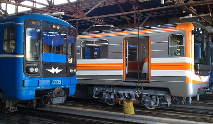 The metro employees celebrated the professional holiday with repaired and decorated wagons