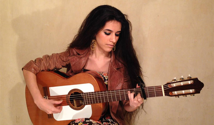 The story of the singer who bound her life and future to a guitar