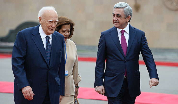 Հայաստանում է Հունաստանի Նախագահ Կարոլոս Պապուլիասը