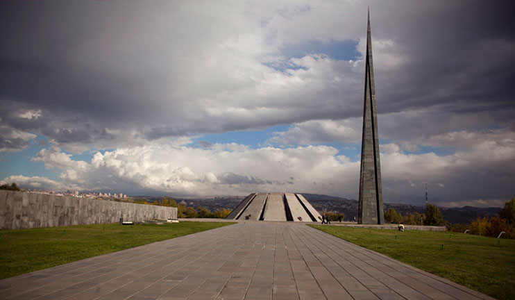 100 բարձ՝ Ցեղասպանությանը զոհ գնացած 100 անվանի մտավորականների համար