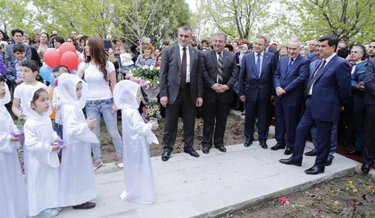 Փարաքարի բարձունքի նորատունկ այգիներից մեկում օծվեց եւս մեկ հուշարձան