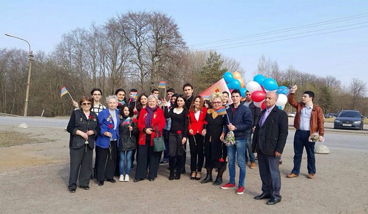 Armenian youngsters of St. Petersburg organized a flashmob dedicated to the 70th anniversary of victory