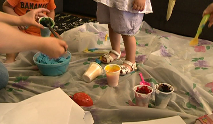 Innovative mother makes harmless colors and invents games for children