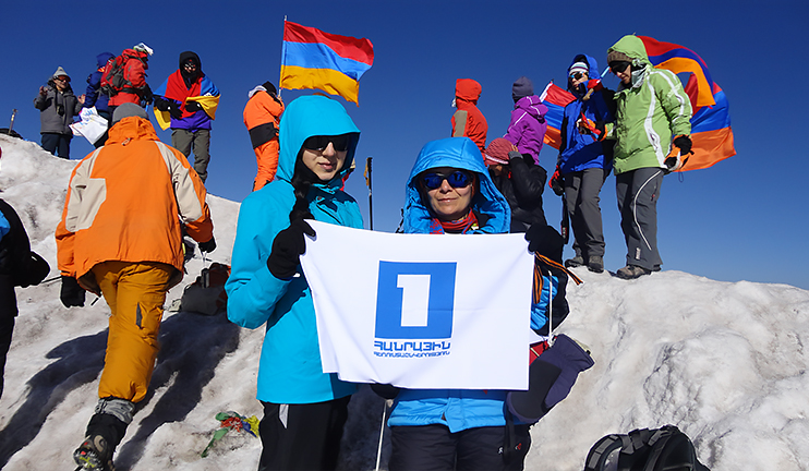 Հանրային հեռուստաընկերության դրոշը ծածանվել է Արարատի գագաթին
