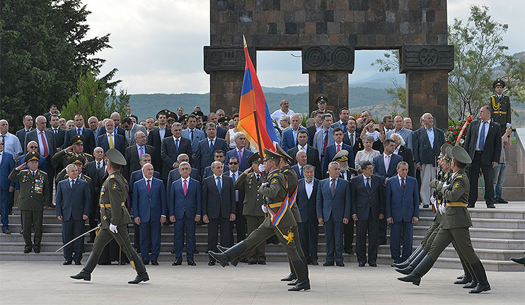 Serzh Sargsyan and Bako Sahakyan visited the Stepanakert Memorial Complex