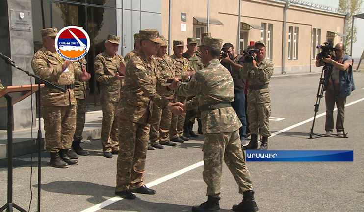 Պաշտպանության նախարարը պարգեւատրել է զորավարժություններում աչքի ընկած զինծառայողներին