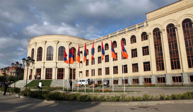 Ջուլֆալակյանին՝ հողատարածք, Ալեքսանյանին՝ ավտոմեքենա