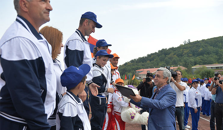 The President watched the final stage of "Best Sports Family" contest