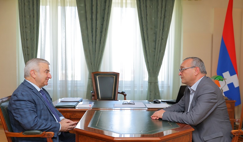 Աշոտ Ղուլյանը ԱԺ նորընտիր նախագահին է հանձնել խորհրդարանի ղեկավարումը