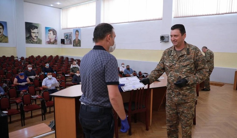 Ջալալ Հարությունյանը բնակարանների գնման վկայագրեր է հանձնել գործող և պահեստազորի զինվորականներին