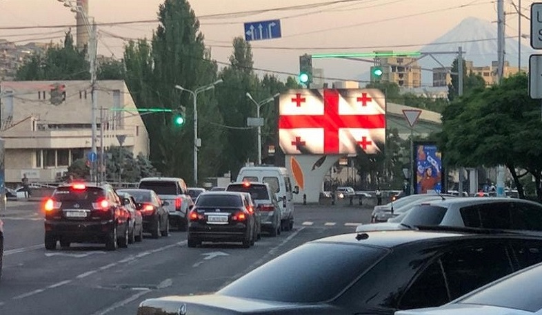 Երևանի փողոցների վահանակները լուսավորվել են Վրաստանի դրոշի գույներով