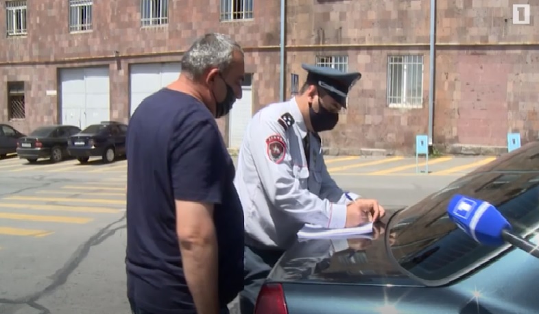 Ինչպես է ոստիկանությունը տուգանում դիմակ չունեցողներին