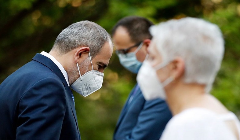 Իմ դիմակը փրկում է քեզ, և քոնը՝ ինձ. վարչապետը միացել է բժշկի կոչին