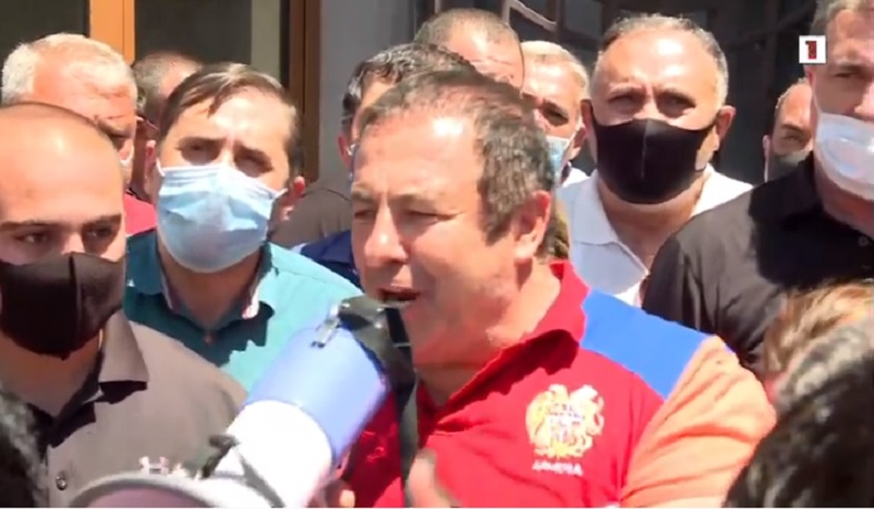 Ծառուկյանը հայտարարեց, որ չի նահանջելու և գնաց հարցաքննության