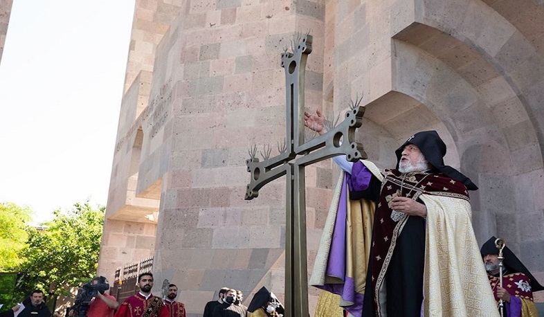 Օծվեց և վերատեղադրվեց Մայր տաճարի գմբեթի խաչը