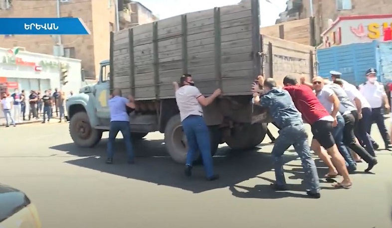 «Մուլտի գրուպ» տարբերանշանով բեռնատարները փակել են Աճառյանը Մյասնիկյանին կապող ճանապարհահատվածը