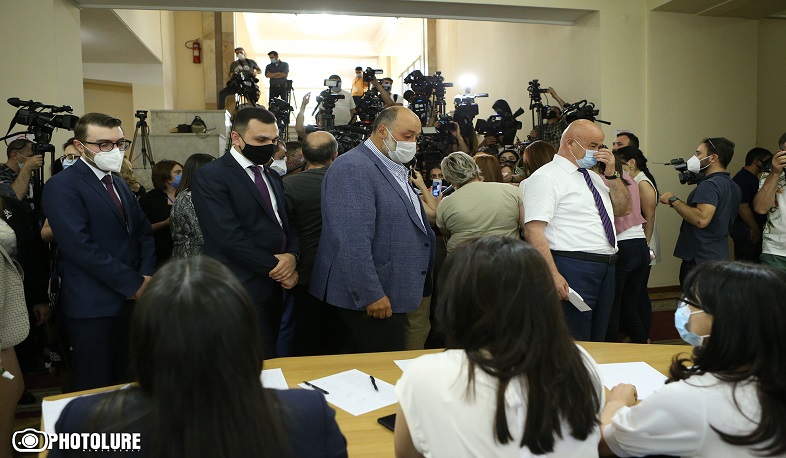 Մեկնարկել է Ծառուկյանին անձեռնմխելիությունից զրկելու հարցով քվեարկությունը. ԲՀԿ-ն և ԼՀԿ-ն չեն մասնակցում