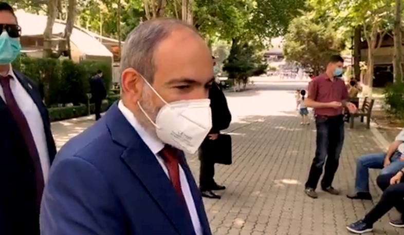 ՀՀ վարչապետ Նիկոլ Փաշինյանը շրջեց Երևանի փողոցներում՝ հետևելով հակահամաճարակային կանոնների պահպանմանը