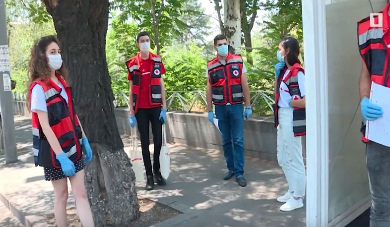 Կարմիր Խաչի կամավորները շրջում են Երևանի փողոցներում