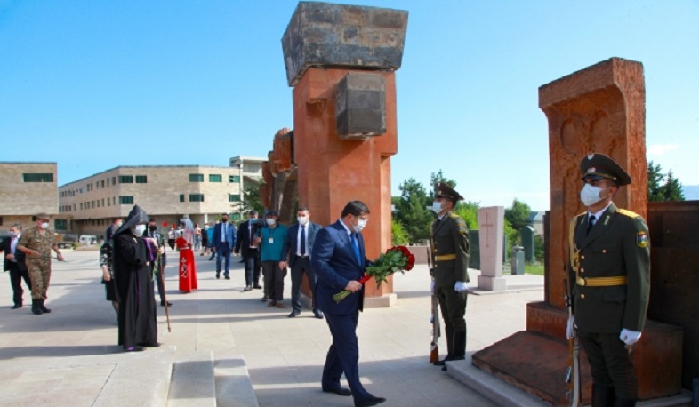 Արայիկ Հարությունյանը ծաղիկներ է դրել անհայտ կորած ազատամարտիկների հուշարձանին