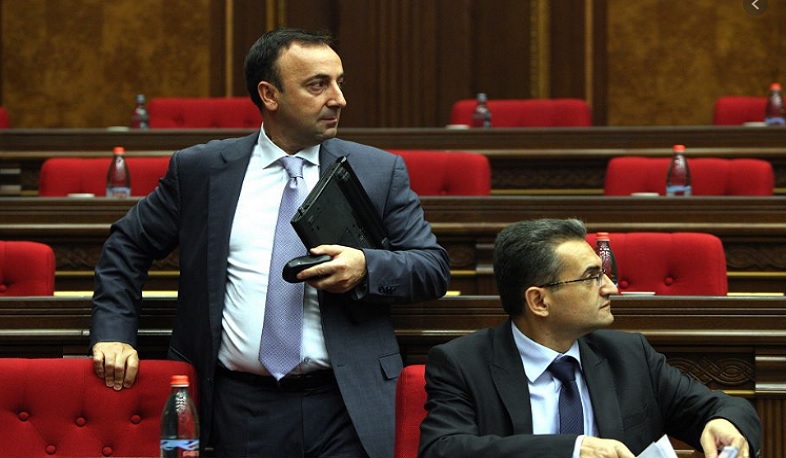 Հրայր Թովմասյանը որոշեց իր խրամատը թողնել Ալվինա Գյուլումյանին. Ալեն Սիմոնյան