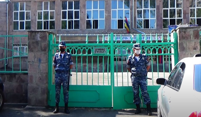 Ոստիկաններն արտակարգ ծառայություն են իրականացրել քննական կենտրոնների հարակից տարածքում
