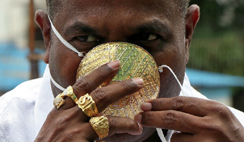 Հնդկաստանի բնակիչը դնում է մոտ 4000 դոլարանոց ոսկե դիմակ