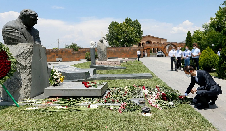 Երևանի քաղաքապետը հարգանքի տուրք է մատուցել Մհեր Մկրտչյանի հիշատակին