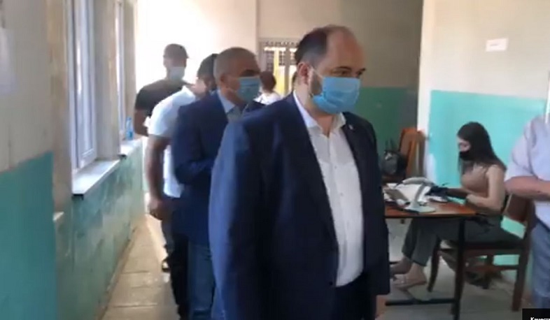 Ծանրաբեռնված օր է. ԿԳՄՍ նախարարը Կապանում հետևում է ընդունելության քննություններին