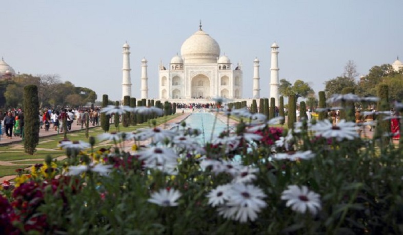 Հնդկաստանը COVID-19-ի վարակակիրների թվով առաջին եռյակում է, բայց բացում է Թաջ Մահալը