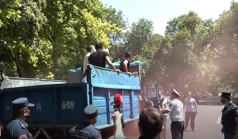 Ոստիկանությունը բերման է ենթարկել ԿԲ մոտ ակցիայի հինգ մասնակցի