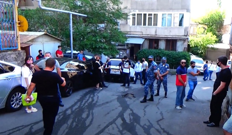 Զինկոմիսարիատների հարակից տարածքներում ոստիկանությունն արտակարգ ծառայություն է իրականացնում