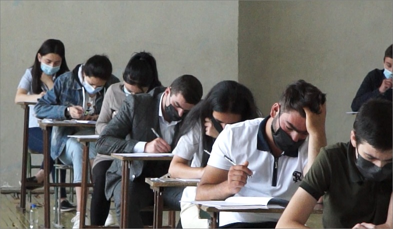 Դիմորդներն այսօր քննություն են հանձնում «Հայոց լեզու և հայ գրականություն», «Կենսաբանություն» և «Ֆիզիկա» առարկաներից
