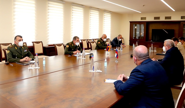 ՀՀ ԳՇ պետը հանդիպել է ՌԴ դեսպանի հետ