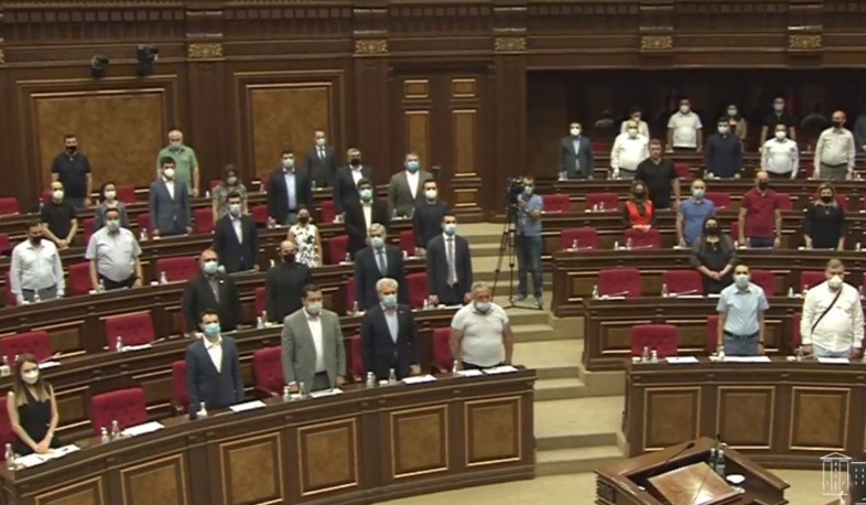 ԱԺ պատգամավորները հոտնկայս հարգեցին զոհված զինծառայողների հիշատակը