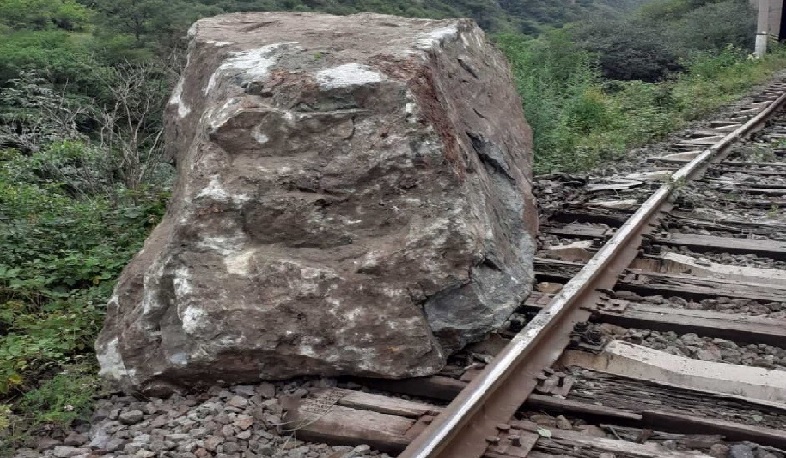 12 տոննա քաշով ժայռաբեկորը ընկել է երկաթուղային գծերի վրա