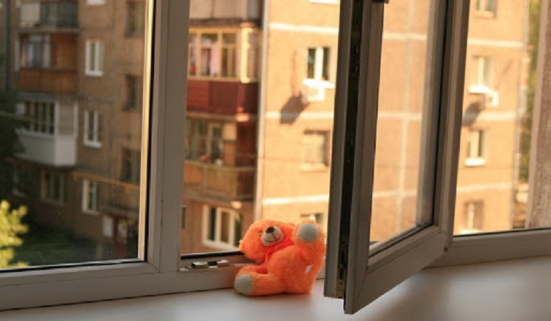 Գյումրու շենքերից մեկի 4-րդ հարկից 6 տարեկան երեխա է ընկել. վիճակը ծայրահեղ ծանր է