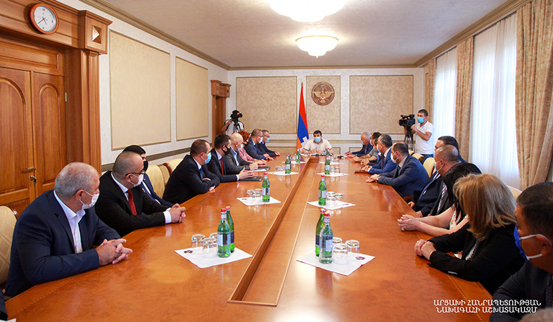 Արցախի նախագահը հանդիպել է ԱԺ «Ազատ հայրենիք-ՔՄԴ» խմբակցության անդամների հետ