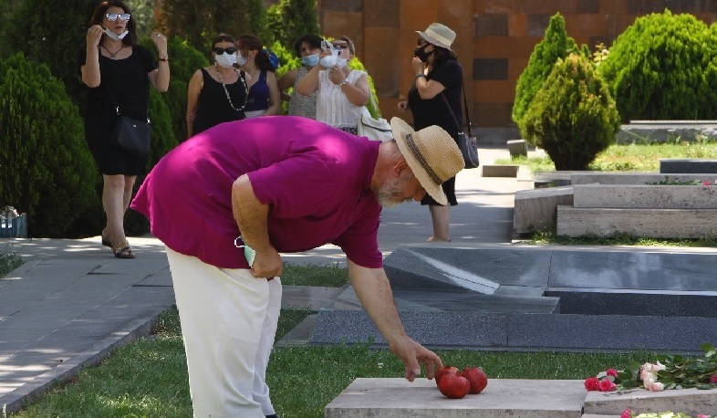 Փարաջանովի մահվան 30-րդ տարելիցի կապակցությամբ ԿԳՄՍ նախարարը այցելել է Պանթեոն
