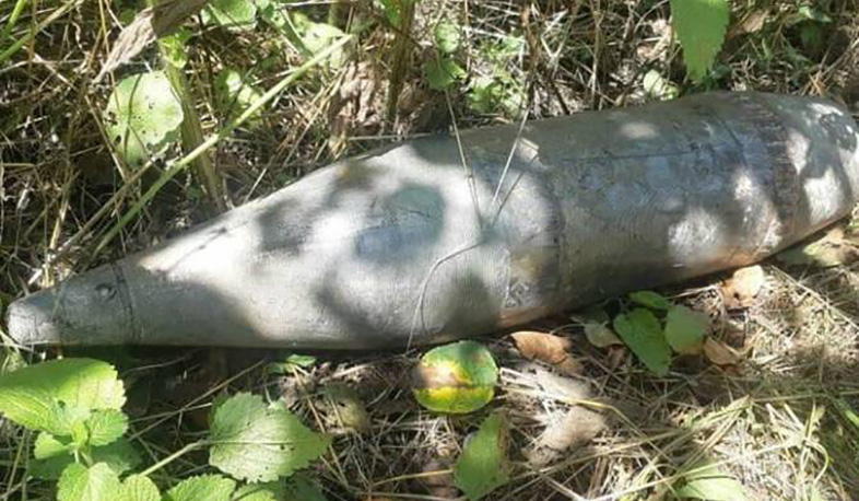 Ականազերծման կենտրոնի մասնագետները սահմանամերձ գյուղերում վնասազերծում են հակառակորդի արձակած արկերը